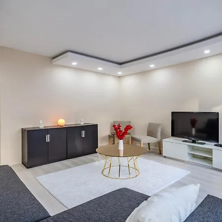 Sisli Main Street 2bedrooms 1 Living Ac , Lift איסטמבול